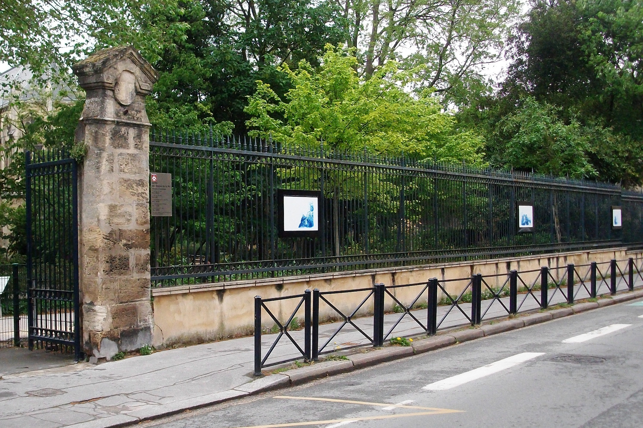 Vue d'exposition au jardin des dames de la foi, Bordeaux